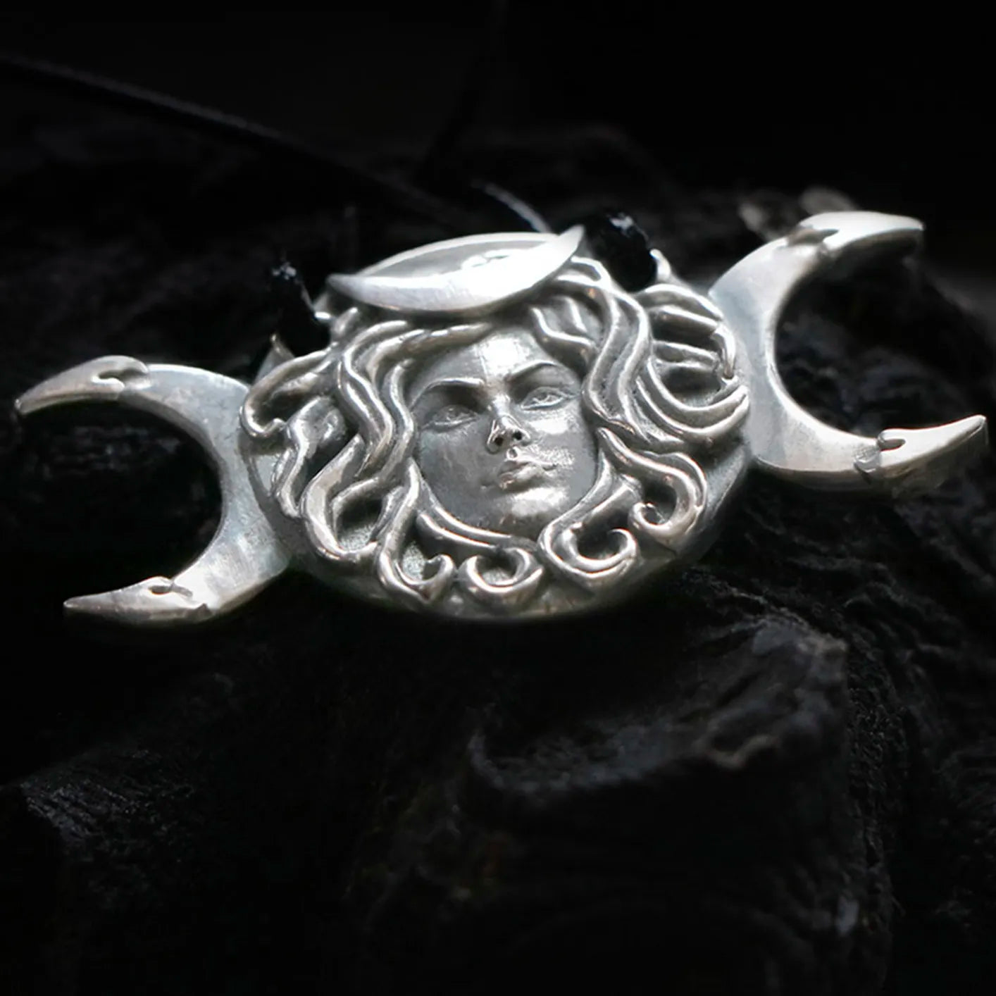 Triple moon symbol
