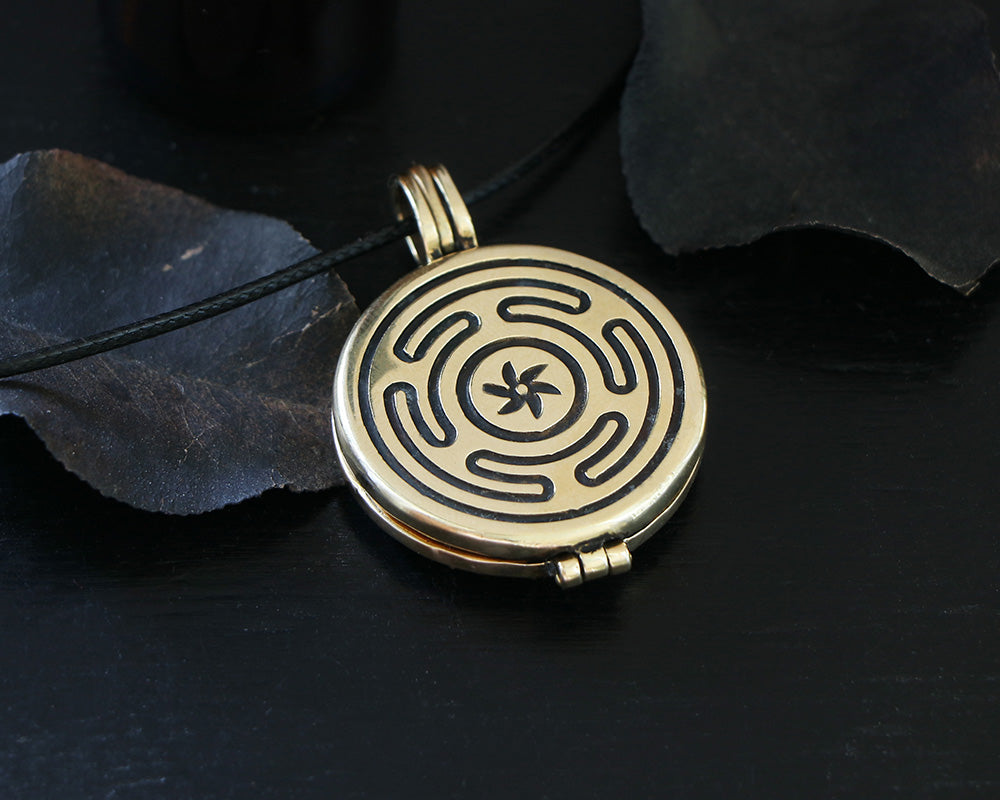 Hecate oil diffuser necklace from the back side with strophalos