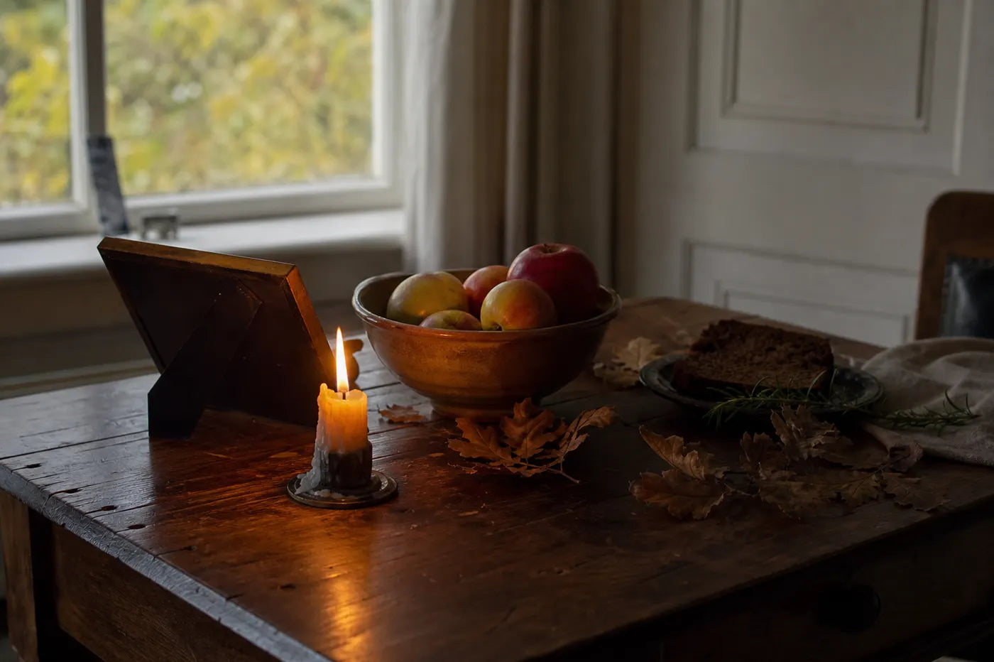 A quiet modern divination setting with candlelight and symbolic tools