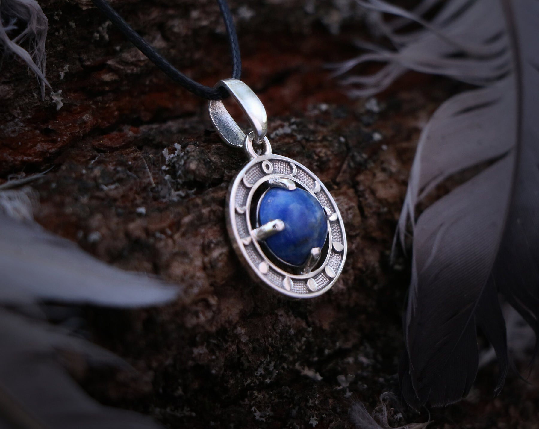 Moon phases pendant made of sterling silver with Lazuli